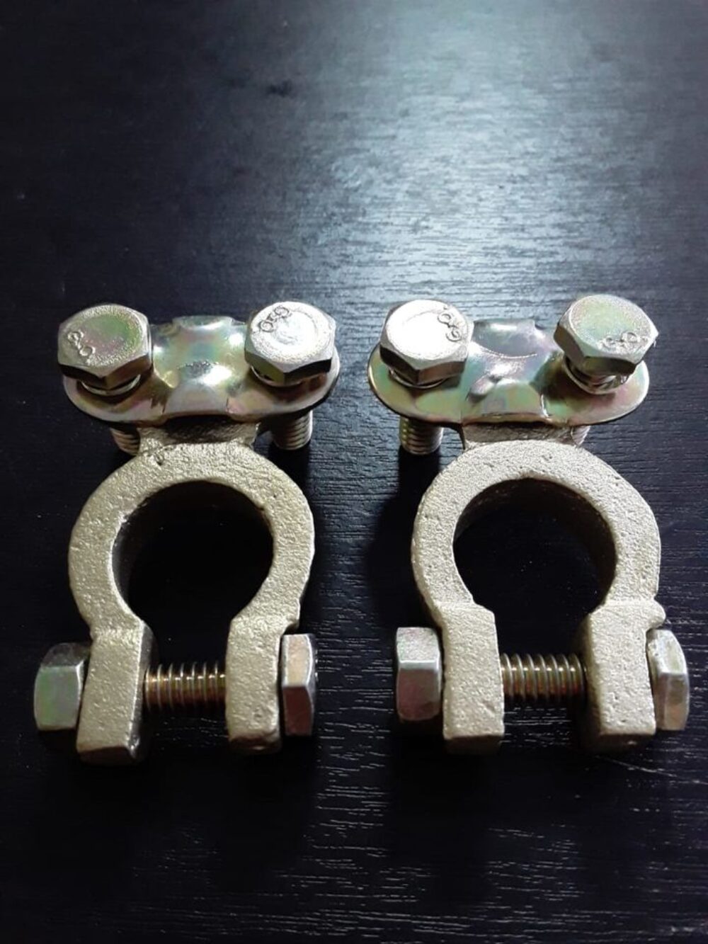 Bornes de batería (+/-)